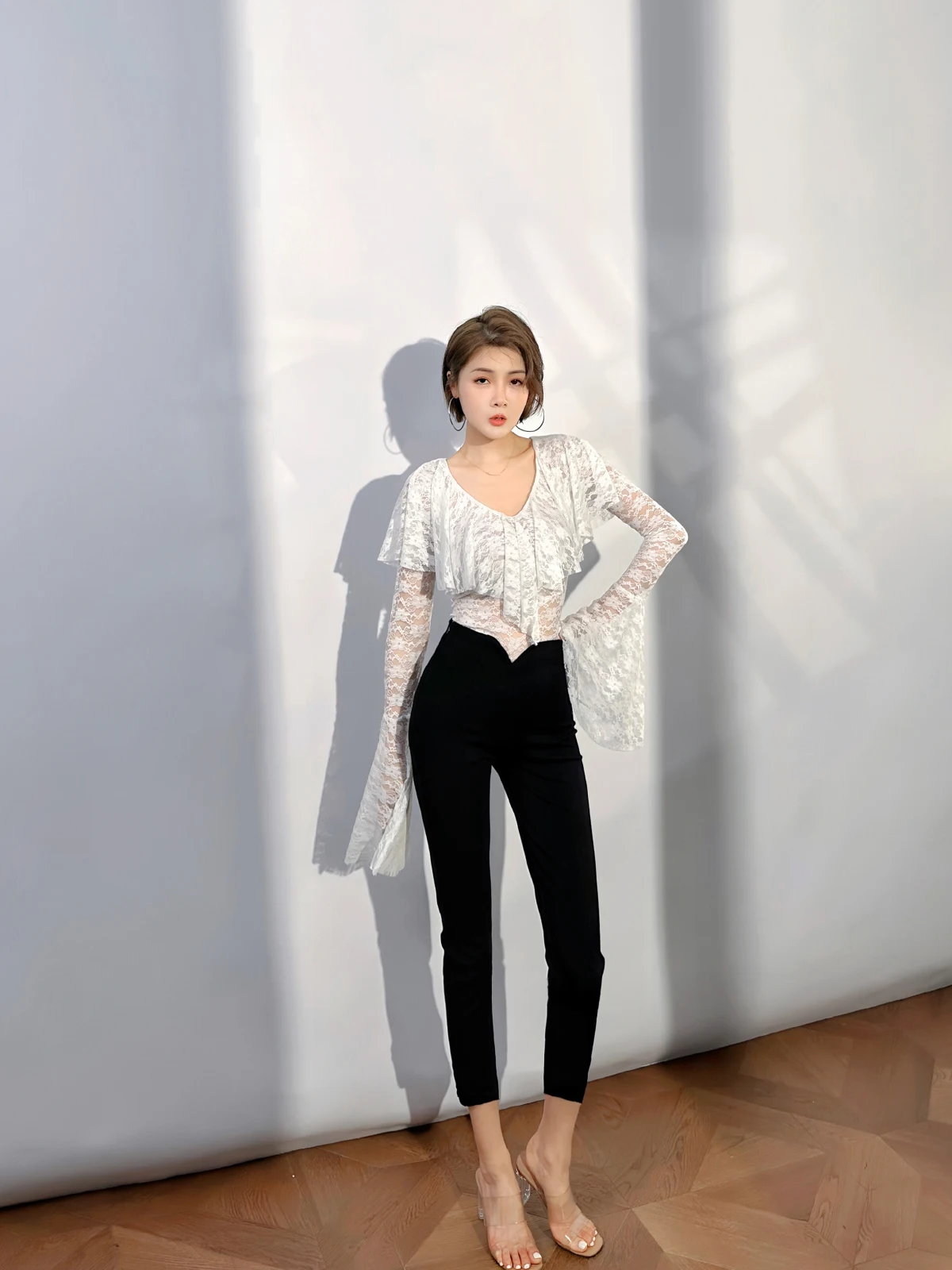 

Элегантная женская блузка с V-образным вырезом, ажурными рукавами-колокол и оригинальным дизайном, создающая ощущение роскоши, в повседневном стиле, приталенная, с длинными рукавами.