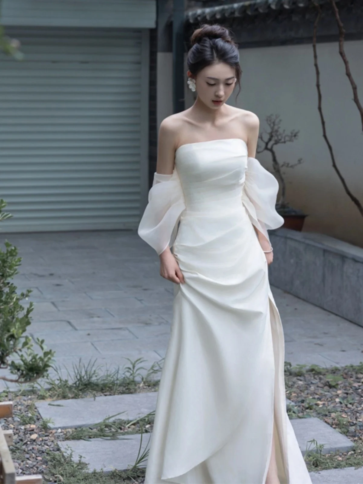 

Новый роскошный китайский свадебный халат для невесты с открытыми плечами и длинной юбкой А-силуэта для женщин