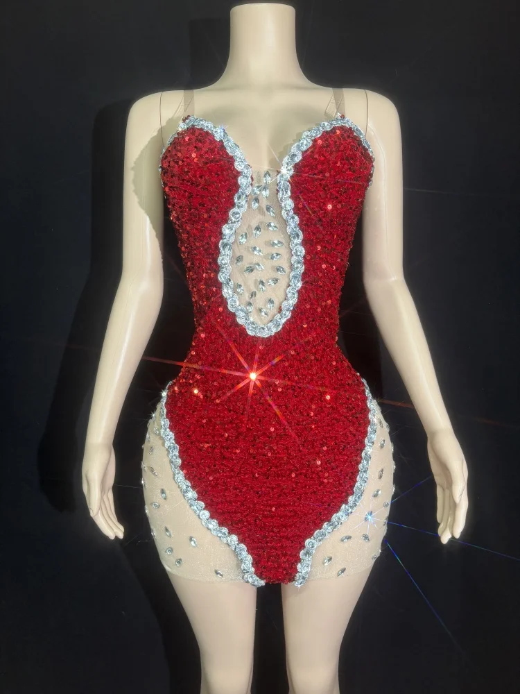 Czerwone cekinowe body damskie z błyszczącymi zdobieniami z dżetów, prześwitująca siateczka, wycięcia, bez rękawów, dekolt w kształcie serca, idealne na imprezę w klubie nocnym.