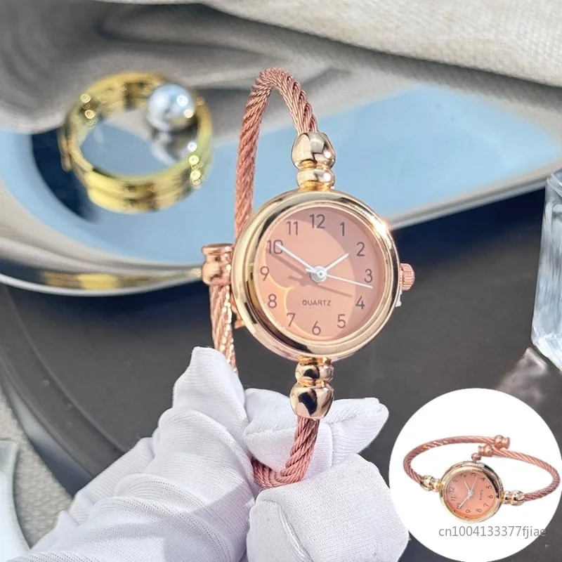 

Женские простые маленькие часы-браслет из нержавеющей стали, женские кварцевые наручные часы в стиле ретро, модные повседневные женские часы 2025 Часы Женские