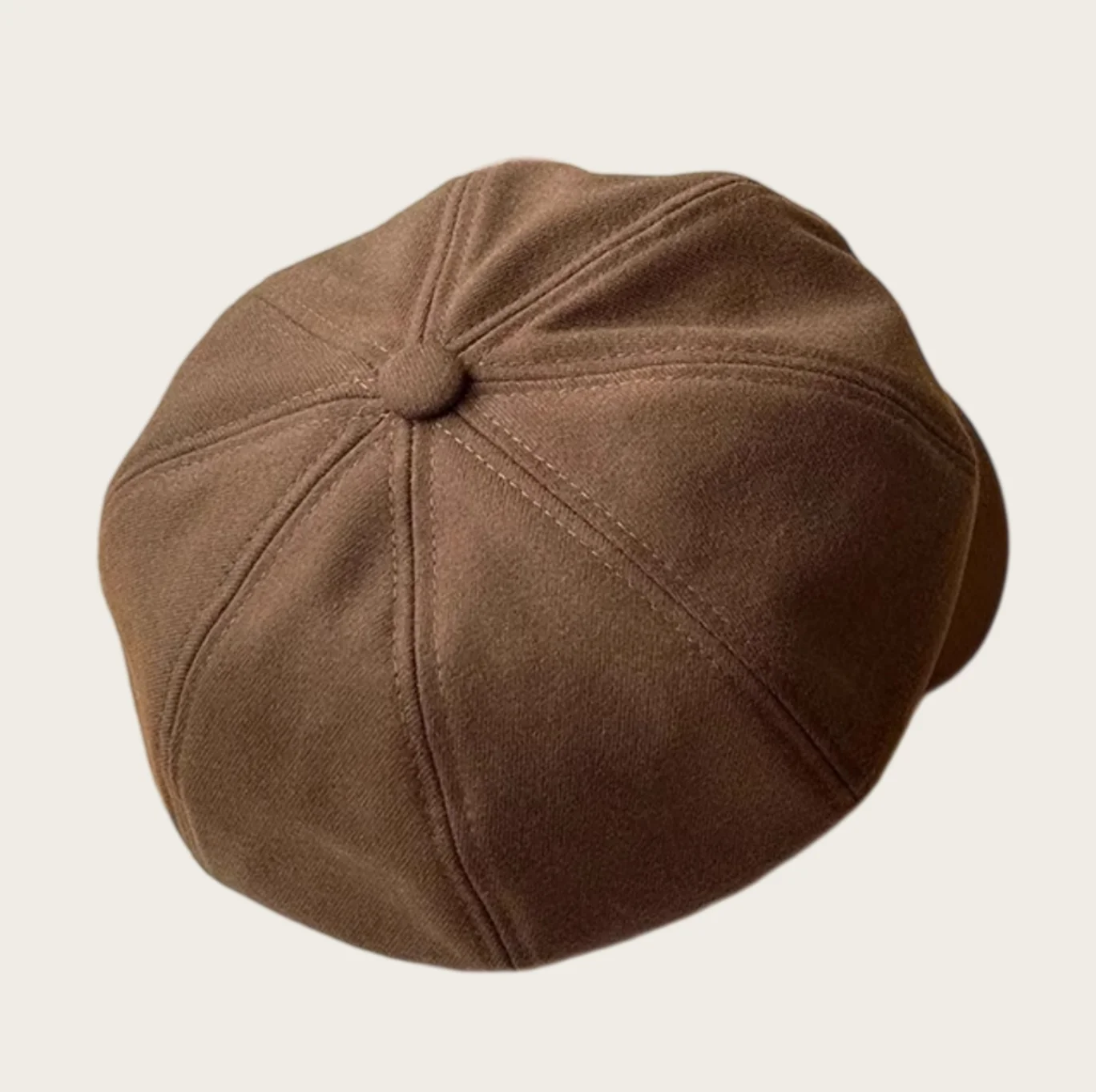 British-Style Woolen Newsboy Cap for Women with Irregular Resin Buckle Decoration, Warm and Versatile Short-Brimmed Artist Beret for Autumn and Winter