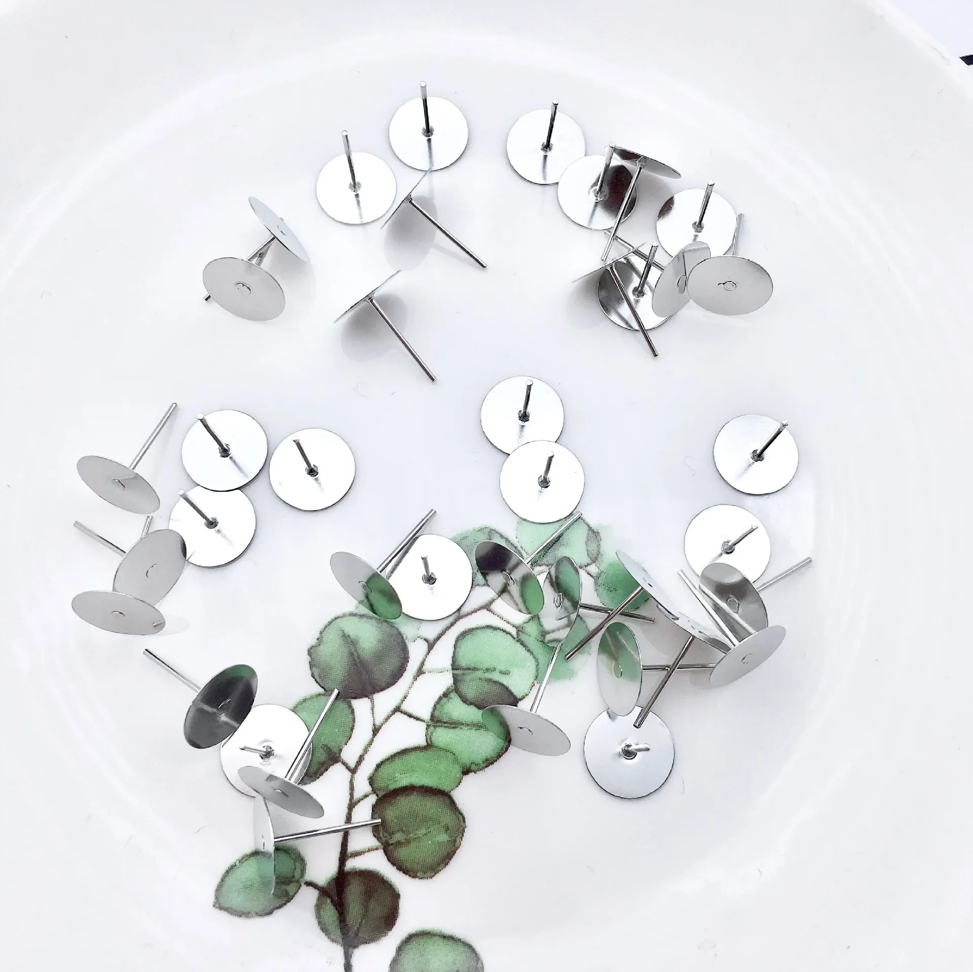 

50 шт. металлических заготовок для серег-гвоздиков, основы для серег 8-10 мм, посеребренные, плоские основы-штифты, для изготовления ювелирных изделий своими руками