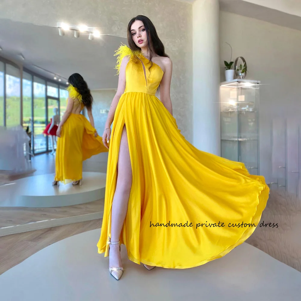 

Yellow Feather One Shoulder Prom Party Dresses Sexy Split Backelss Evening Prom Gowns Silk Satin Graduation Gowns Floor Length