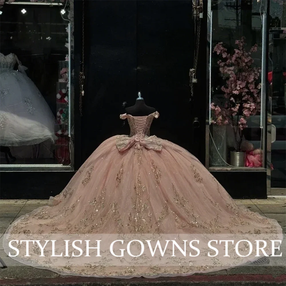 Sukienka na Quinceañerę w kolorze pudrowego różu, z kokardą, koralikami i peleryną, formalna sukienka na przyjęcie, sukienki na quinceañerę dla 15-latki, szyte na miarę.