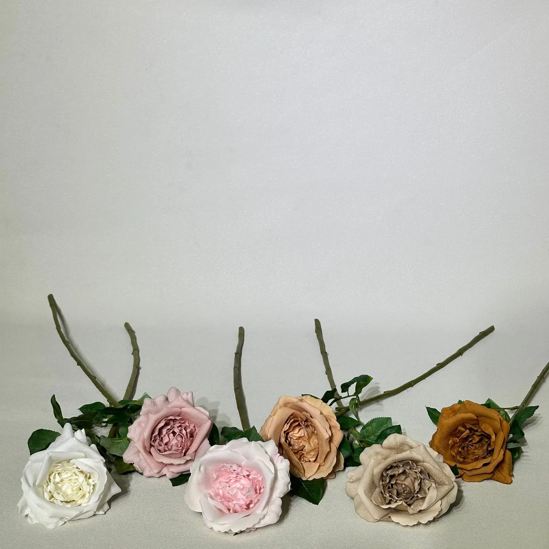 5 Stück Künstliche Feuchtigkeitsspendende Rosen mit Echtem Touch, Hochzeitsdekoration, Rosen-Brautstrauß, Party- und Eventdekoration, Heimdekoration, Kunstblumen – Detail 1