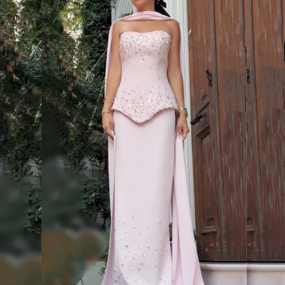 Sukienka wieczorowa szyta na miarę, wysokiej jakości, błyszcząca, z dekoltem w serduszko, długa, prosta, elegancka, na specjalne okazje, formalna, na przyjęcie.