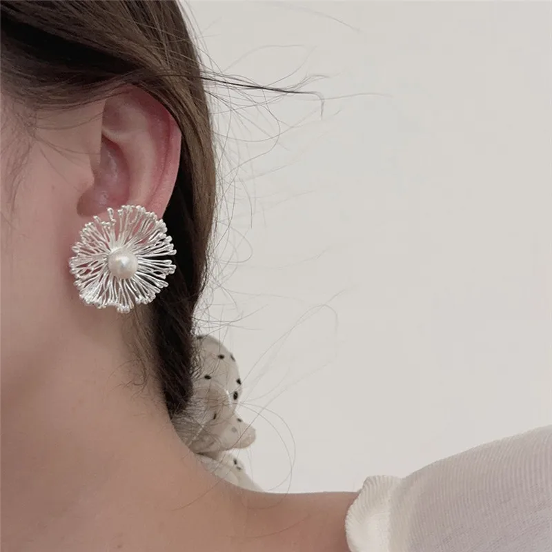Round Metal Flowers Pearl Earrings European American Style Personalized Fashion Stud Earrings Ladies Girls Wedding Accessories