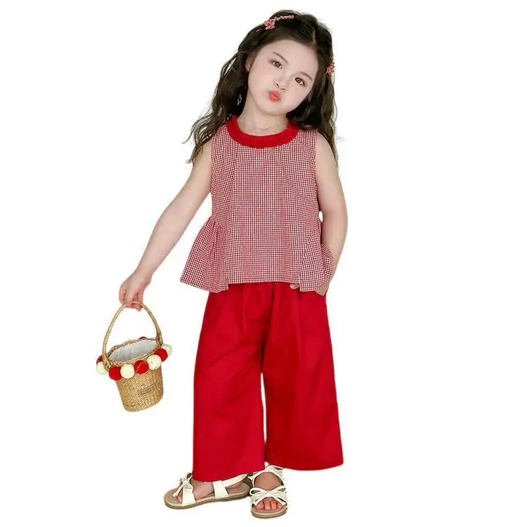

Модный летний повседневный комплект для девочек 2026: красные брюки в мелкую клетку и облегающий топ для детей