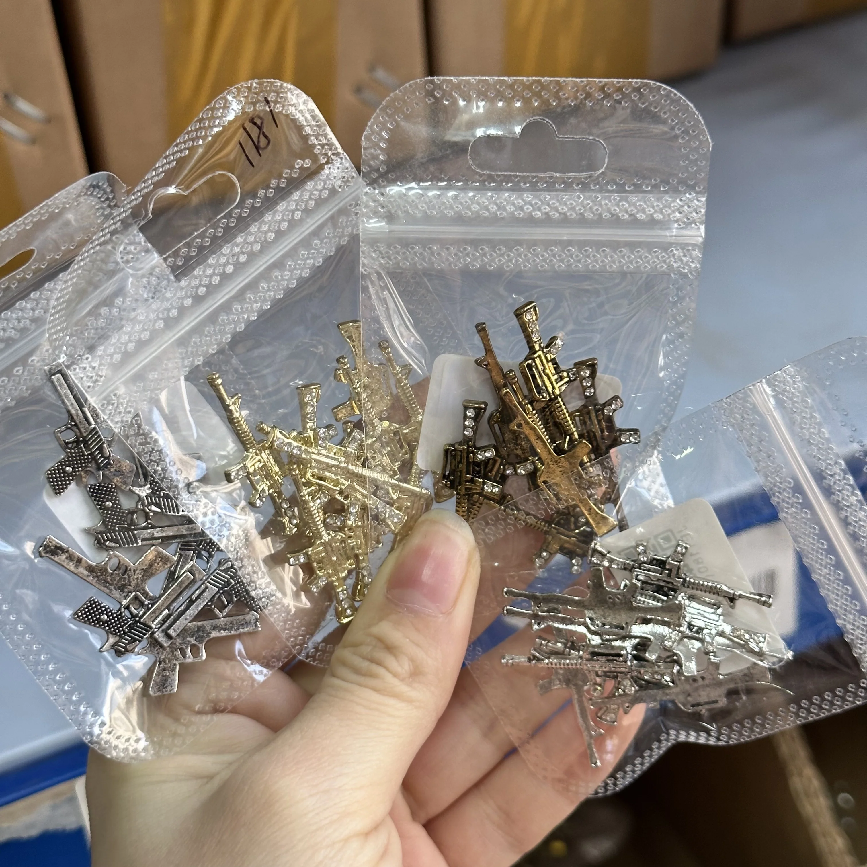 5/10Pcs 3D 럭셔리 합금 총 네일 매력 금속 레트로 골드/실버 AK47 총 소총 Pisto 크리스탈 라인 석 Y2K 네일 쥬얼리