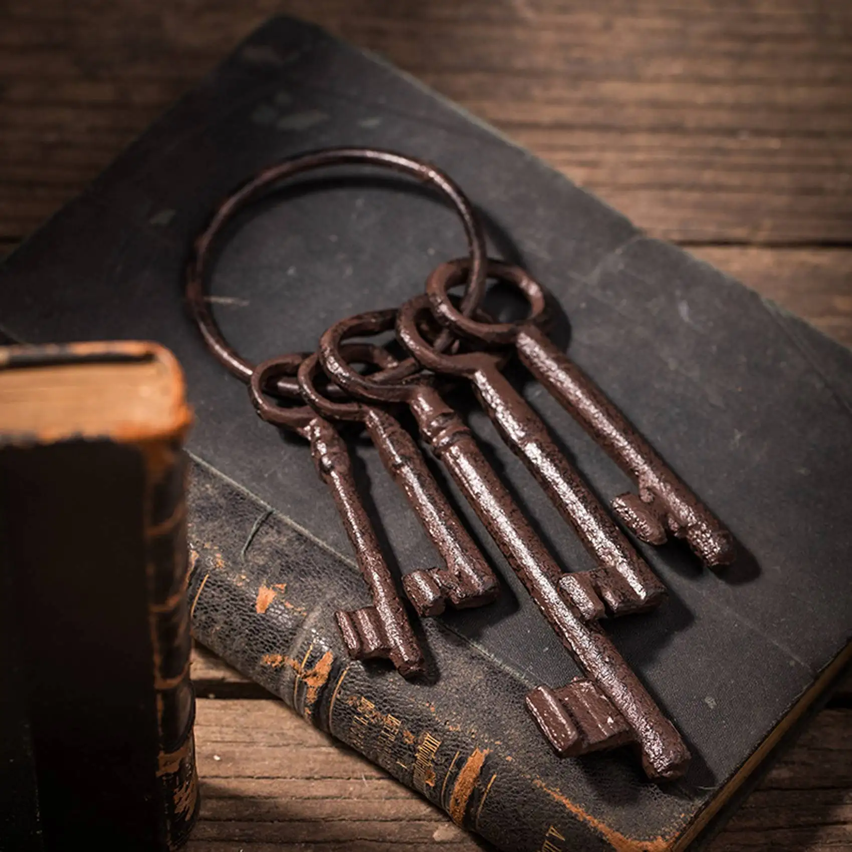 Pirate Treasure Chest Keys Set,Key Ring Antique Style,Rustic Cast Iron Skeleton Key Wall Decor, Costume Prop (5 Keys)