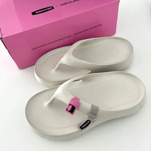 South Korean flip-flop women 2024 summer new wear beach sandals outdoor non-slip thick soles stepping on shit slippers tide