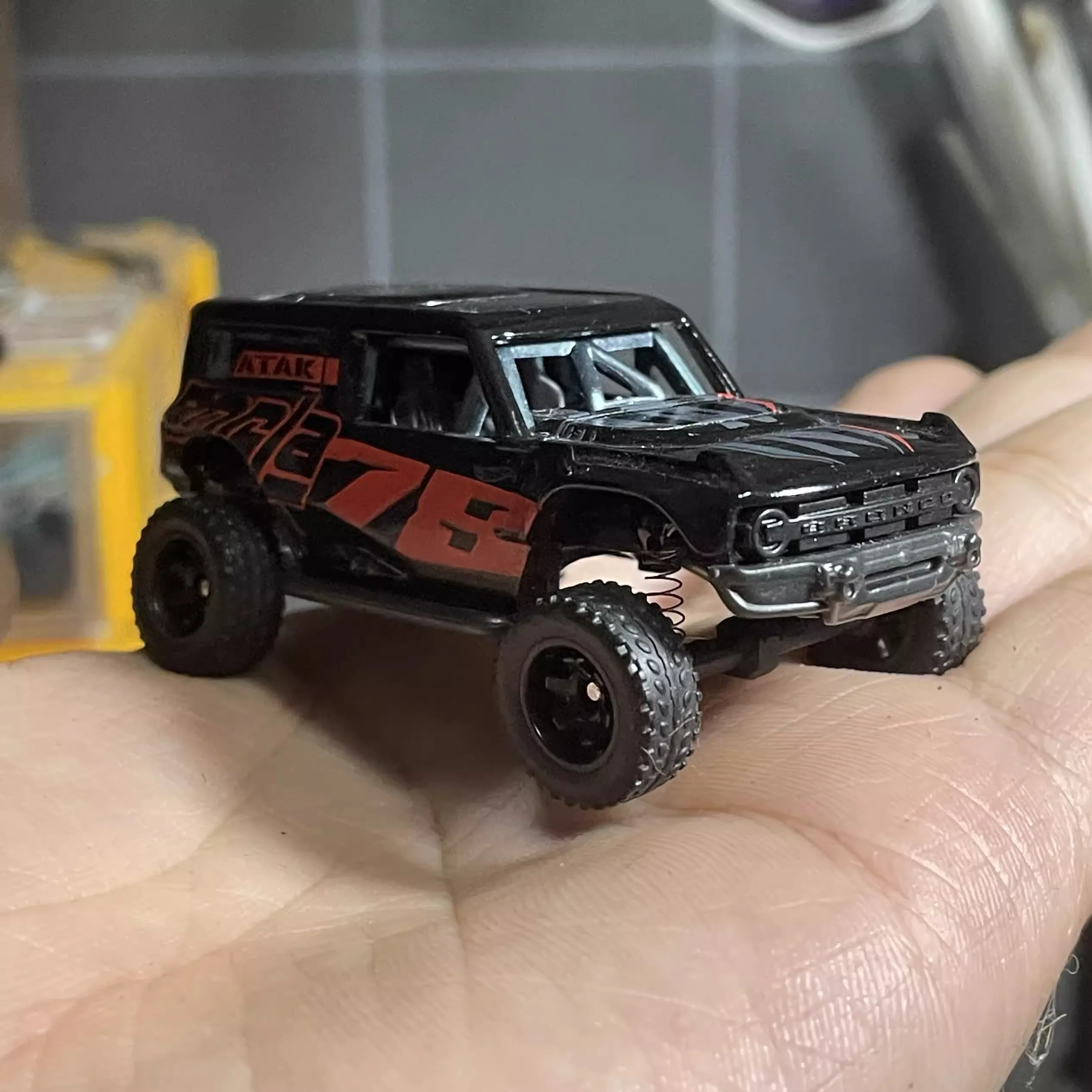 1:64  Bronco Conversion Modified Shock Off-Road Rubber Tires Model Car Scene Accessories