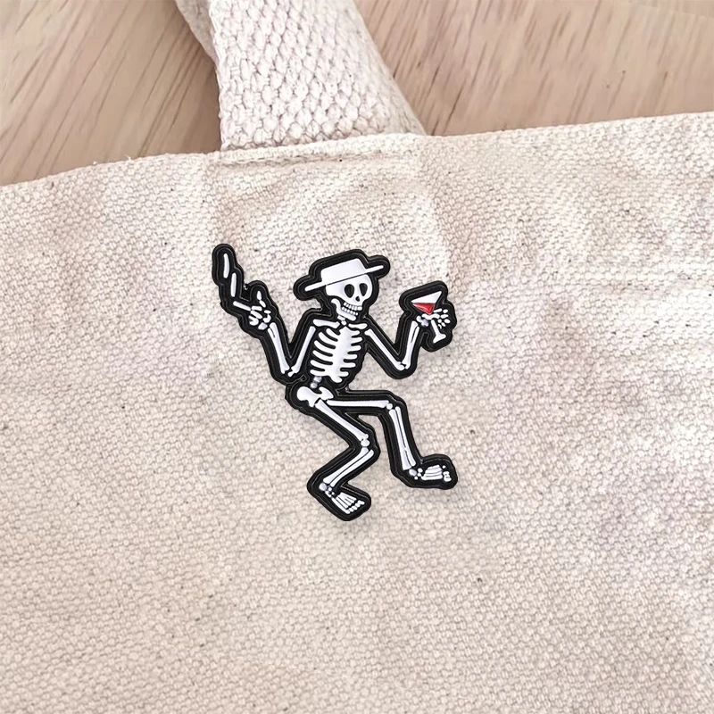Lustige tanzende Skelett-Emaille-Anstecknadel, Halloween-Party-Brosche mit Rotwein-Totenkopf für Partyjacken, Taschen und Accessoires im Gothic-Stil