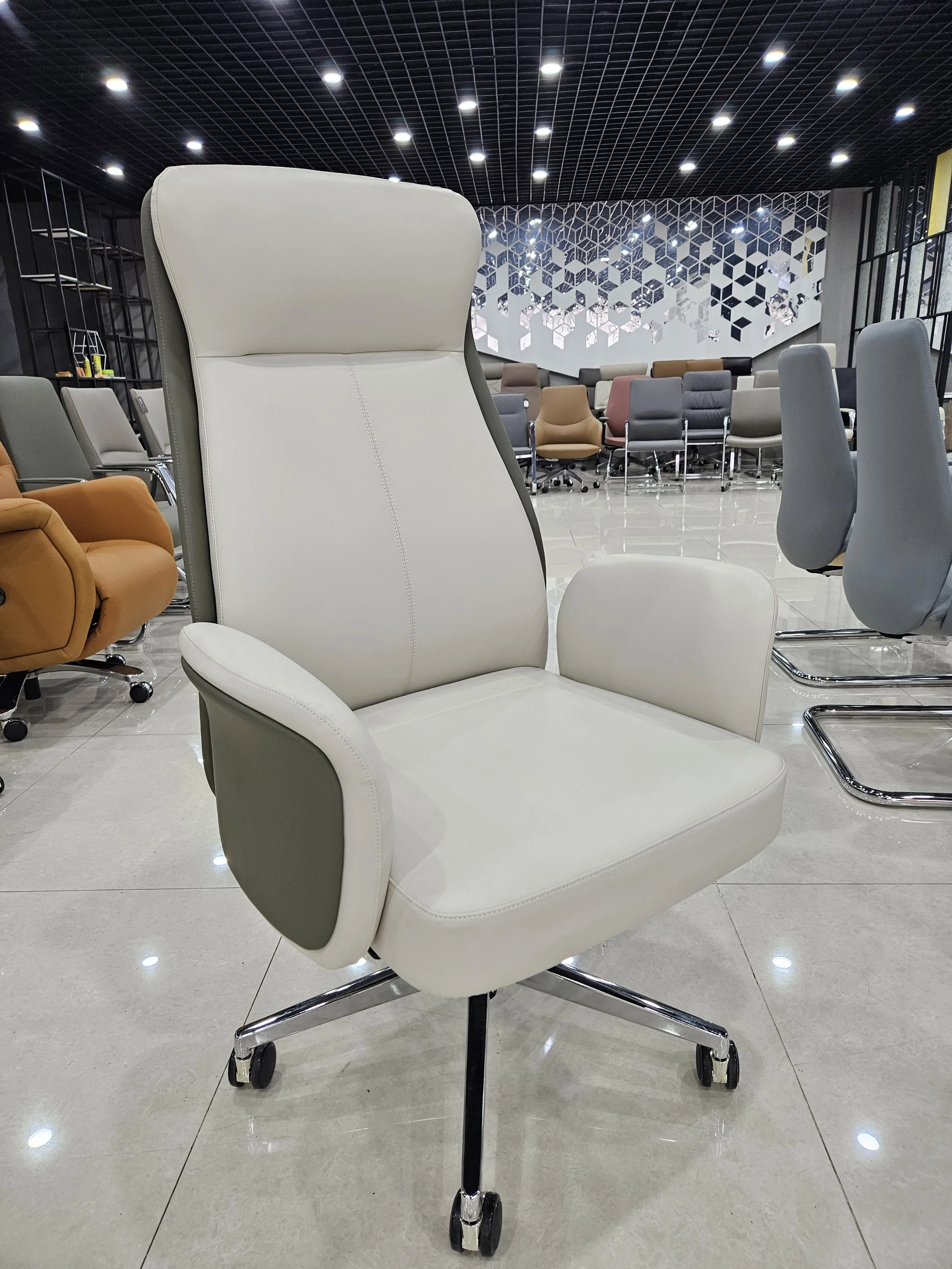 كرسي مكتب من الجلد الطبيعي باللون الأخضر بتصميم عصري أنيق عالي الظهر مع قاعدة وعجلات معدنية