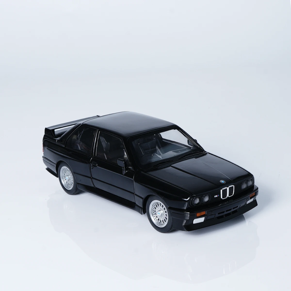 1:24 사운드 및 라이트, 풀백, 4도어, 4륜 충격 흡수 장치가 포함된 검정색 클래식 합금 자동차 모델, 모델 애호가/십대 장난감/할로윈/크리스마스 선물용