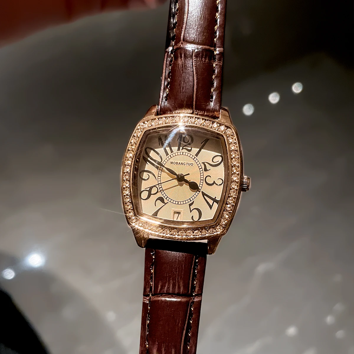 CILOA 2025 ساعة كوارتز نسائية جديدة من Tonneau - عتيقة، فاخرة وأنيقة، مقاومة للماء