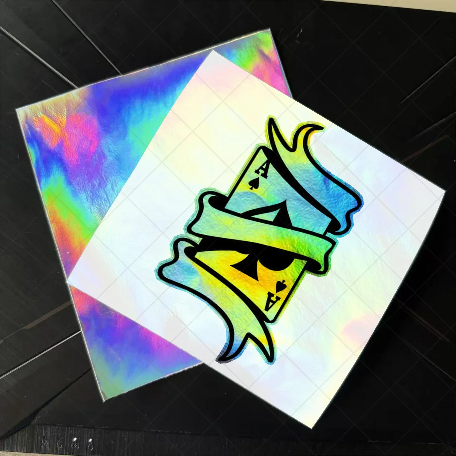1 szt. Holograficzna naklejka na kartę do gry - Wysokiej jakości winyl na laptopa, telefon i butelkę na wodę - Zdejmowalna, przyciągająca wzrok dekoracja