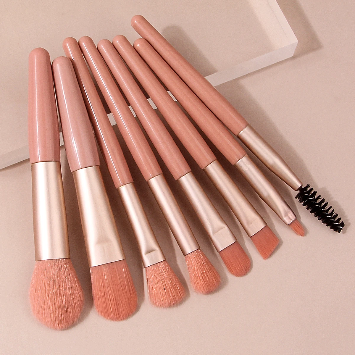 The 7Pcs beginner makeup brush set includes foundation brushes, blush brushes, eyeshadow brushes,mascara brushes and lip brushes
