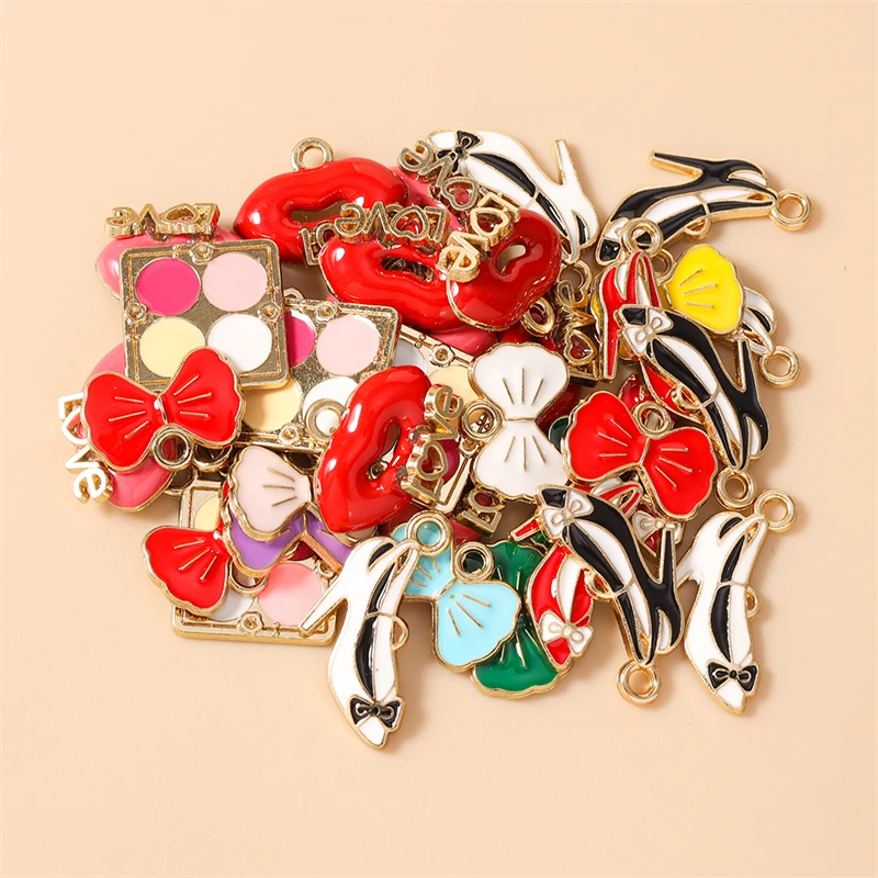 10 Stück niedliche Emaille-Anhänger mit roten Lippen und Schleifenmotiven für die Herstellung von Anhängern, Halsketten, Ohrringen, Armbändern, DIY-Bastelarbeiten und Schmuckzubehör. – Detail 4
