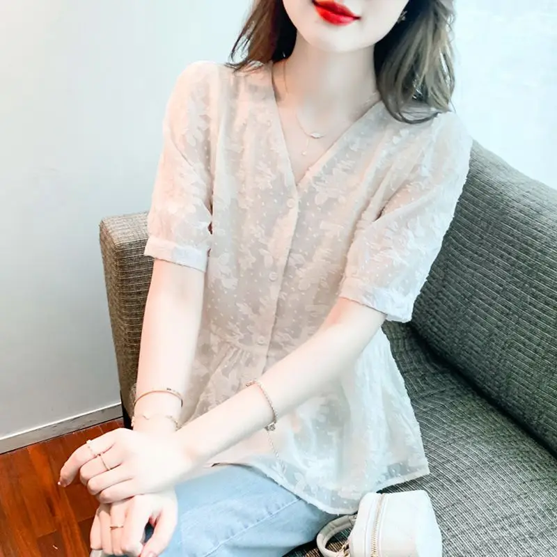 

Women's V-neck Chiffon Shirt New Fashionable Age Reducing Short Sleeve Top