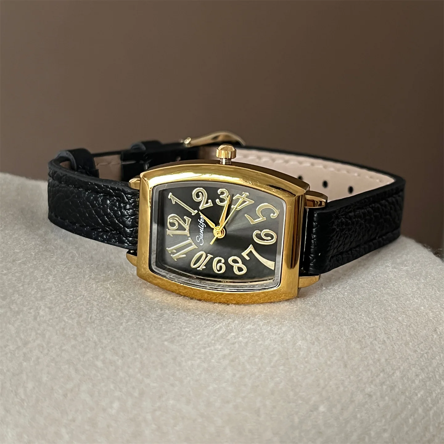 

HighEndLuxury Women'S WristwatchWith A Stylish Leather StrapFeaturing A Sophisticated DesignUnique And HighQuality Women'S Watch