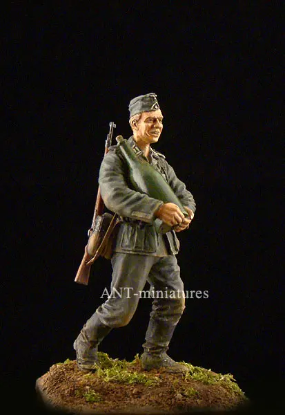 

1/35 Resin White Model Resin Soldier Holding A Bottle To Celebrate The Model Requires Manual Coloring Of The Model