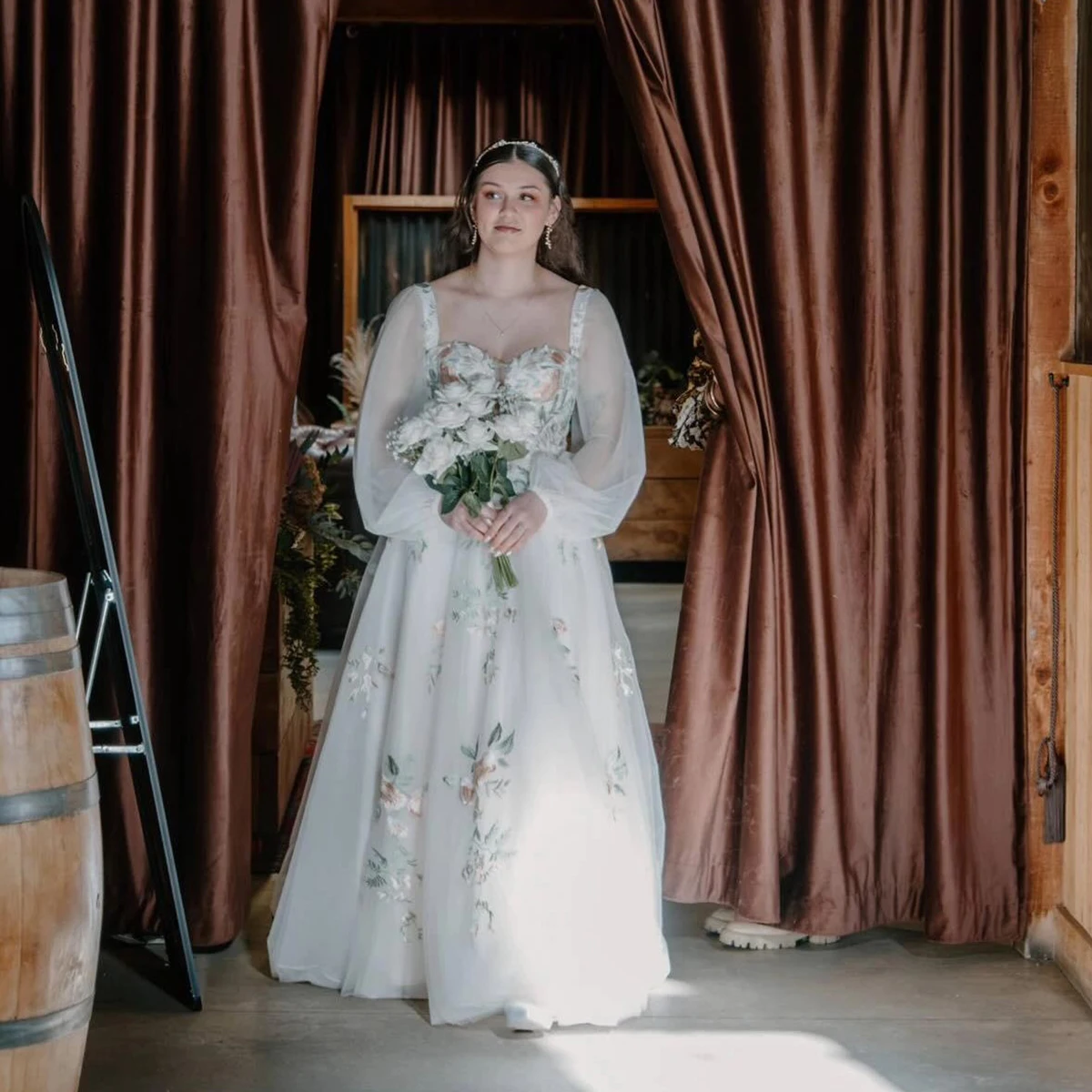 Vestidos de novia florales bordados con mangas largas abullonadas, vestido de novia con escote en forma de corazón con apliques personalizados de talla grande y cremallera