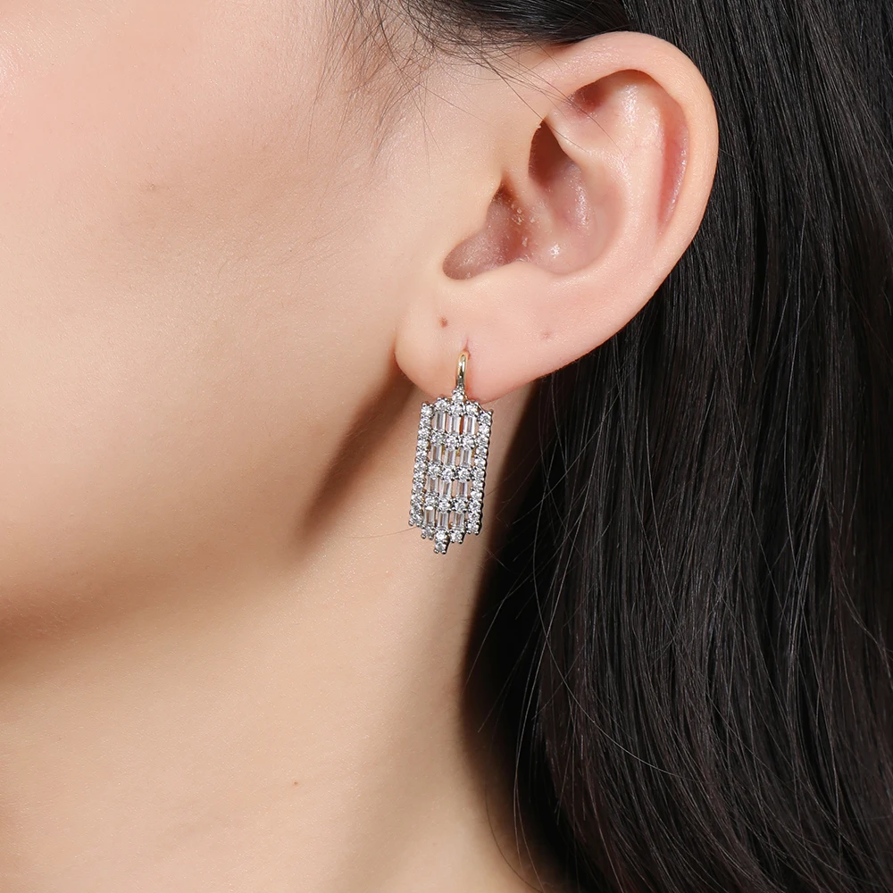 Französischer leichter Luxus-Schmuck mit eingelegten Baguette-Ohrringen und Ringen im zweifarbigen Set, vielseitiger Schmuck für den Arbeitsweg und Bankette. – Detail 4