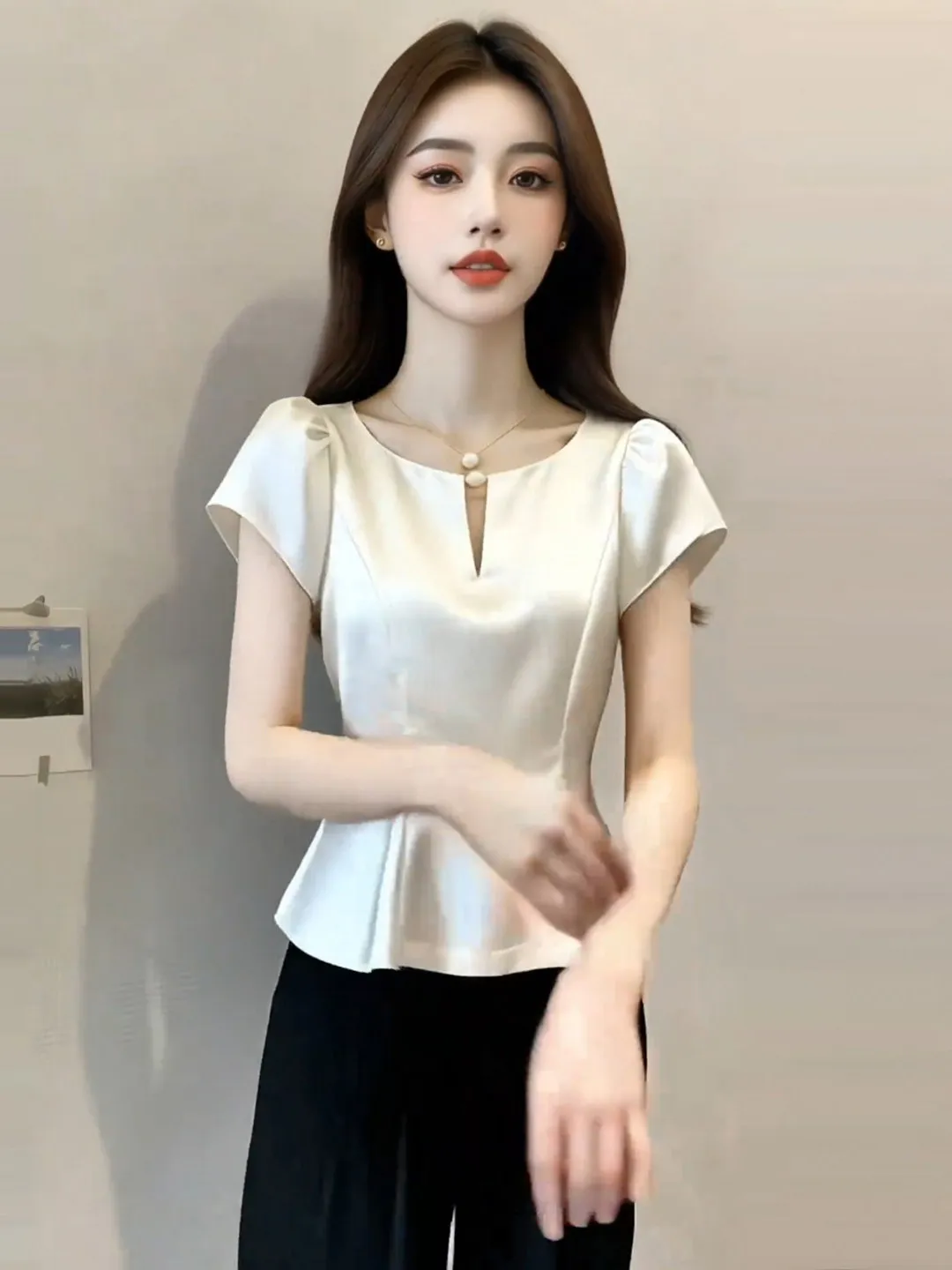Camisa de seda elegante con aberturas y manga corta, estilo adelgazante y a la moda, novedad de verano 2026, blusa chic estilo Perfume Wind para mujer.