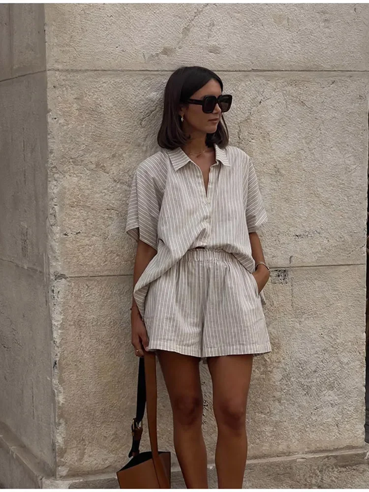 Camicia ampia da donna in cotone e lino a righe eleganti, pantaloncini, abiti alla moda, mezze maniche, pantaloncini a vita elastica, outfit estivo da donna