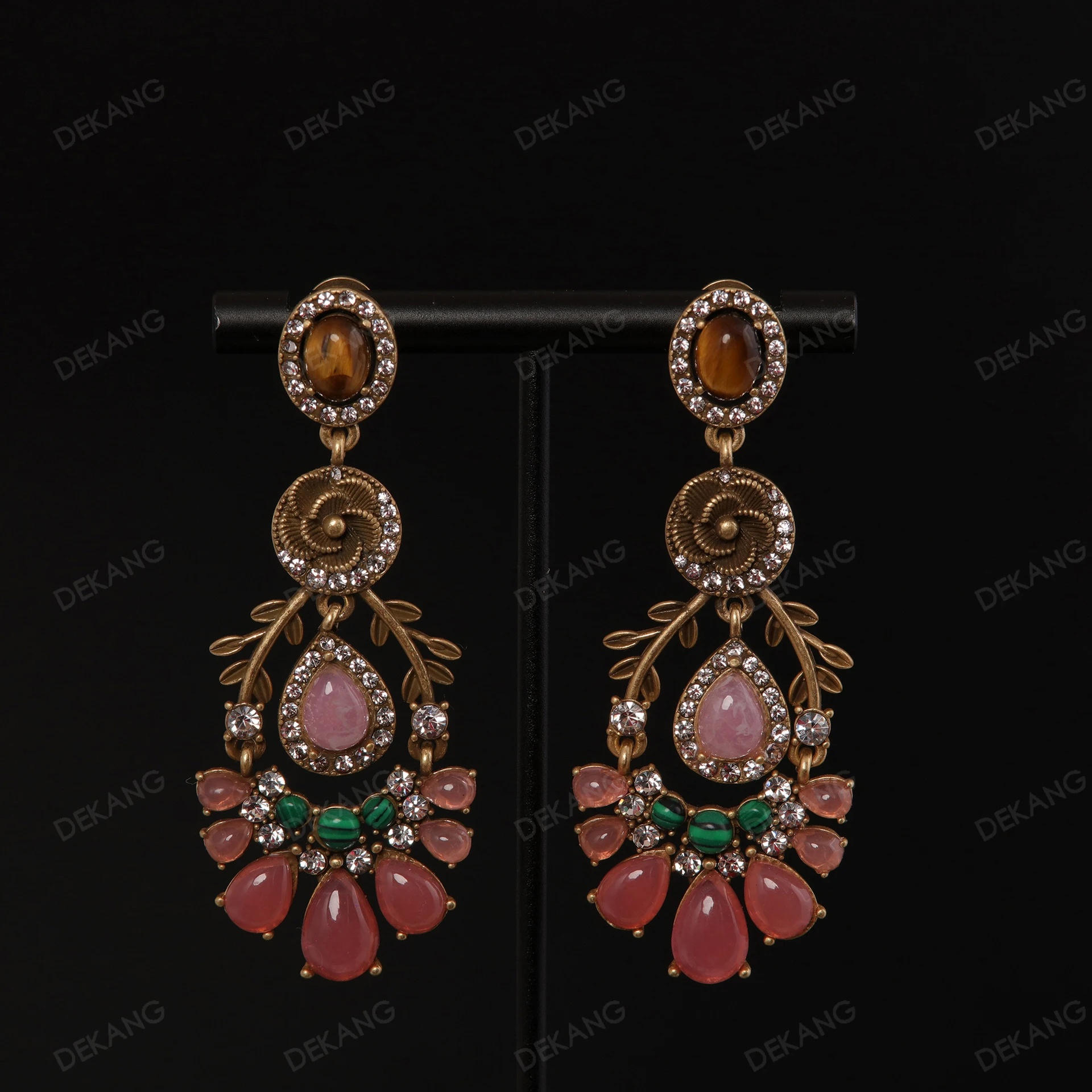 

Винтажные золотые серьги с розовым агатом, инкрустированные бриллиантами