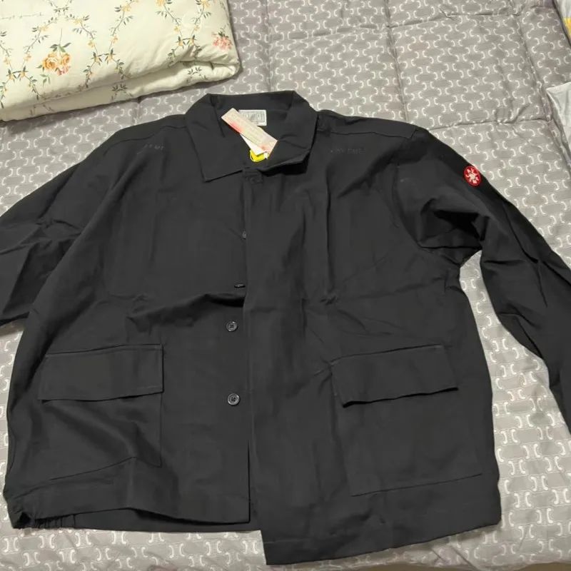 

Черная куртка из оксфордской ткани с вышитым логотипом CAVEMPT, унисекс, с принтом в уличном стиле, с накладными карманами, однобортный кардиган-пальто