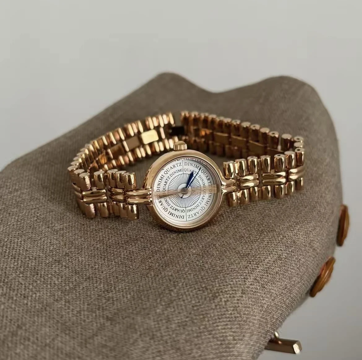 2025 حار! جديد الموضة سوار خمر الذهب المرأة ووتش شخصية فاخرة اللكم الملمس النمط النبيل