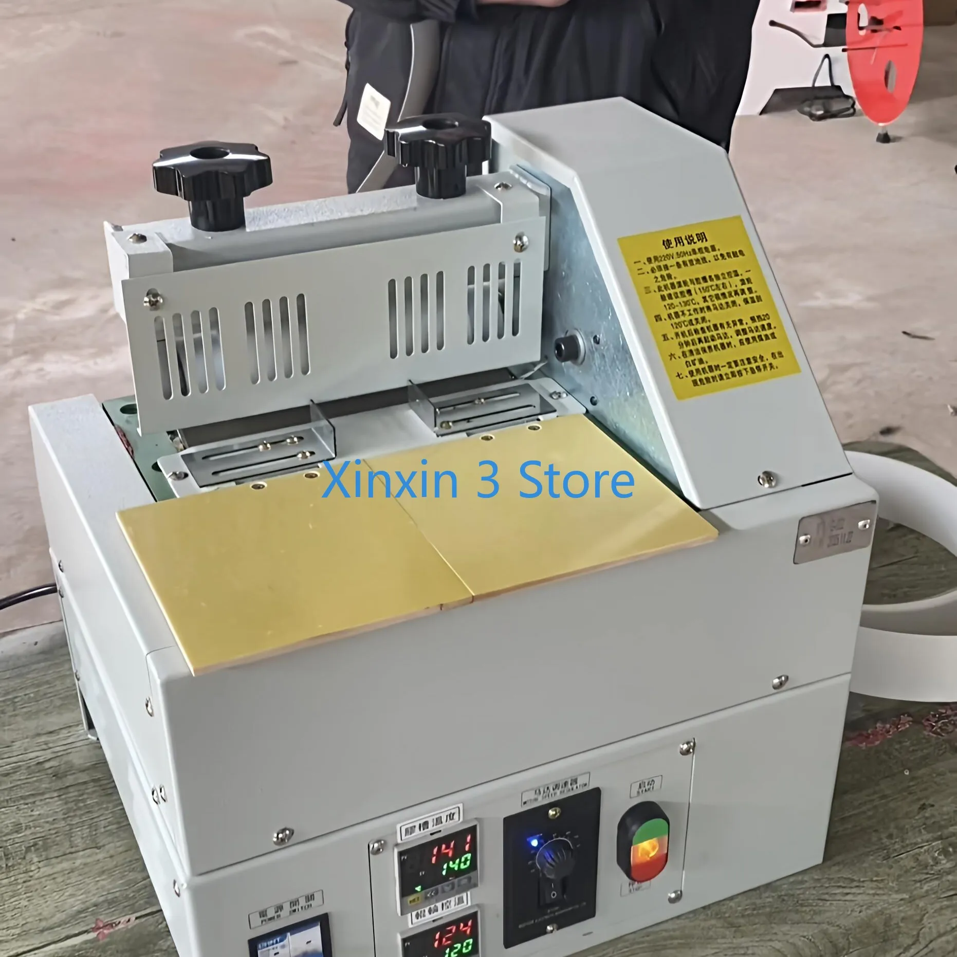 Hot melt gluing machine, gluing equipment, uniform gluing operation is simple