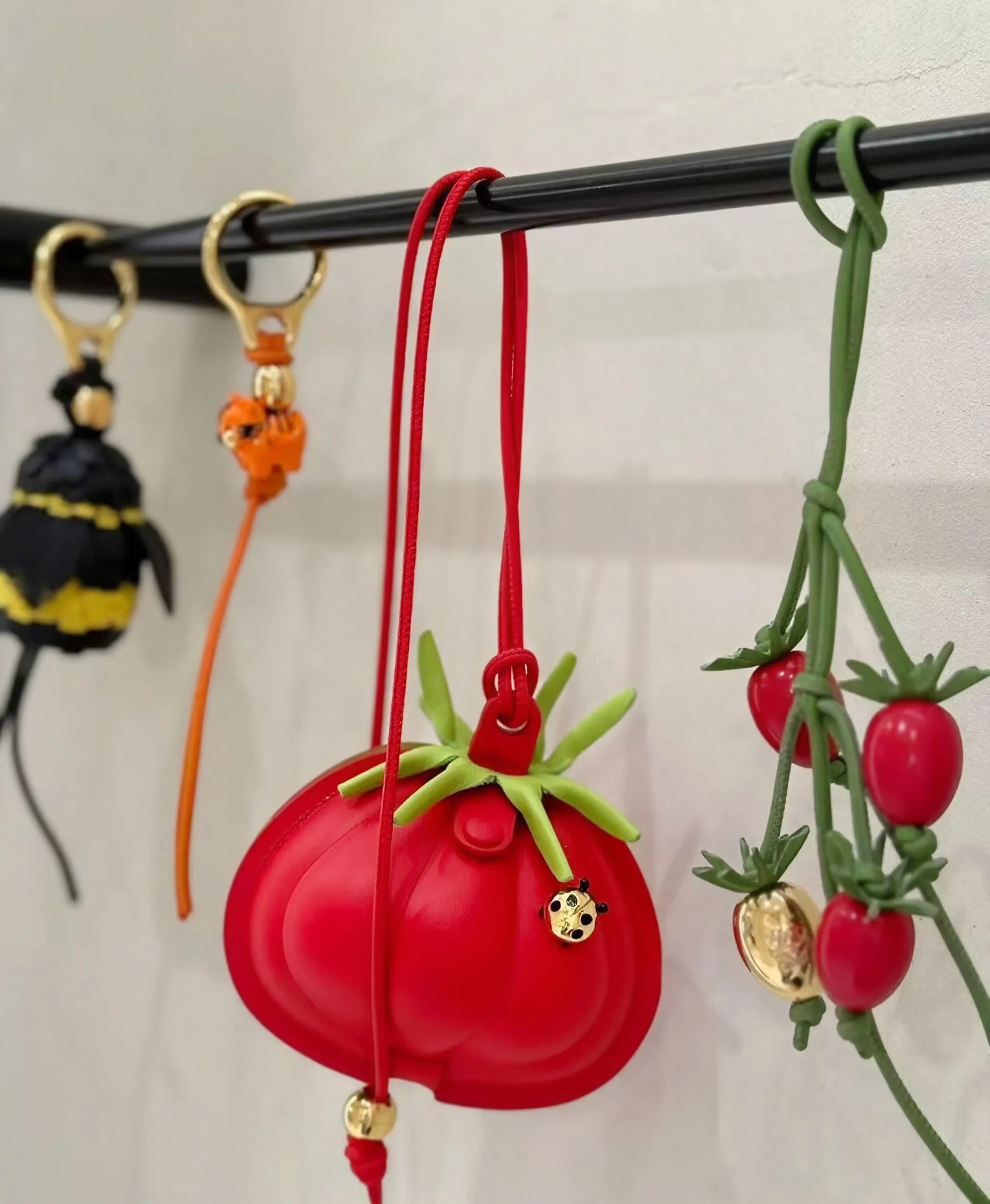 سلسلة مفاتيح رائعة مطرزة بالطماطم من سلسلة باولا الصيفية، إكسسوار ساحر حقيبة من الجلد الطبيعي88، مثالية للهدايا