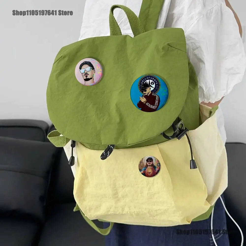 D-Dellafuente F C شارات زر مستدير الإبداعية دبوس بروش شارة حقيبة ديكور المشجعين جمع هدايا الأصدقاء