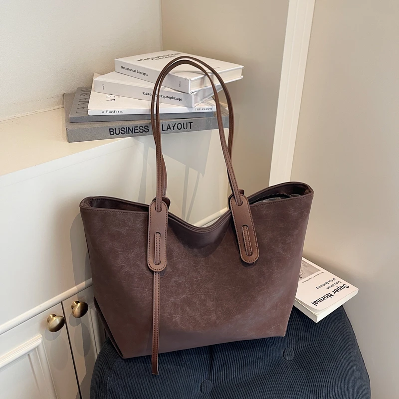 الخريف الشتاء موضة الصلبة بولي PU سعة كبيرة حمل الحقائب للنساء 2026 رائجة البيع بسيطة تنوعا ركاب حقائب كتف حلوة