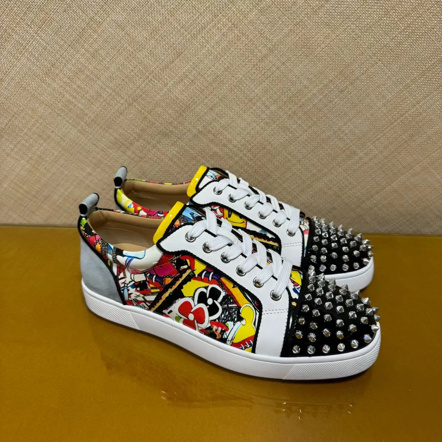 Luxury Men's Graffiti Leather Silver Rivets Toecap Lace Up Sneakers Premium Red Bottom Casual Boat Shoes Fashion Party Footwear
