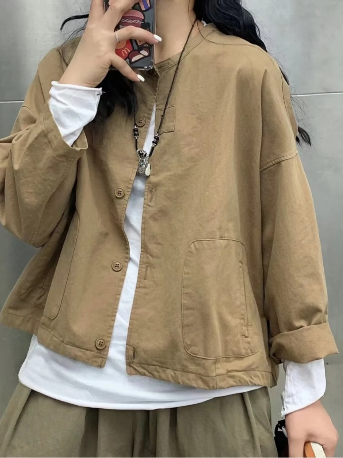 Retro Artistic Short Loose Women's Jacket Casual Style Thin Outerwear Autumn Season Fashionable Commute Pocket Design Coat