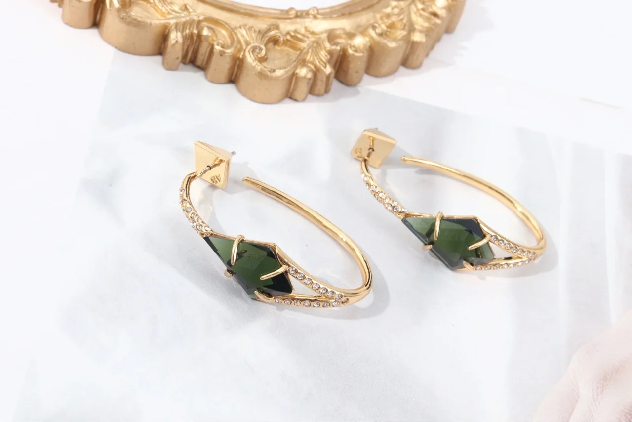 European and American Genius Designers Create Fashionable Large Gemstone Earrings