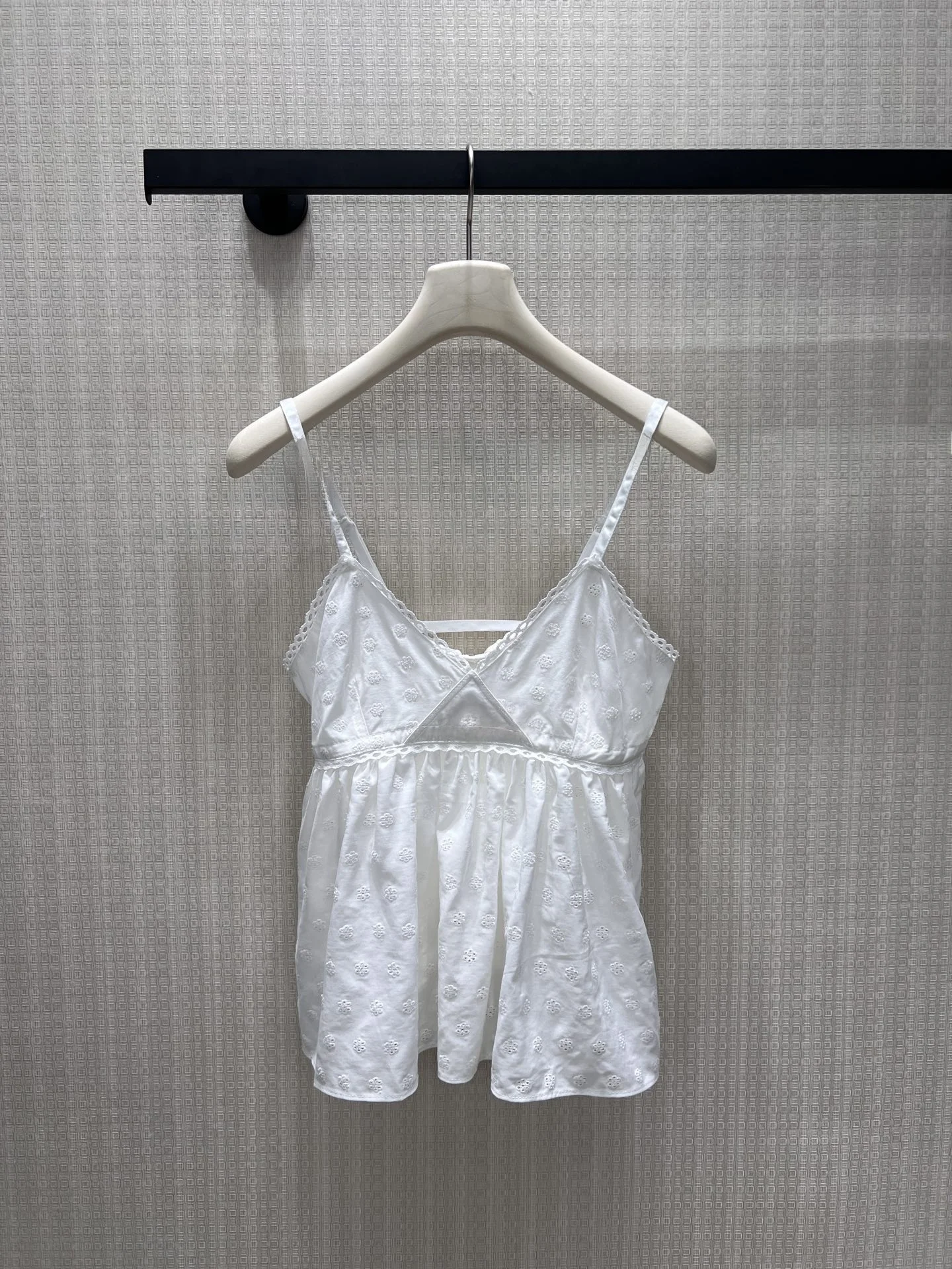 

Elegant Lace Trim Hollow Embroidery V-neck Sleeveless Women's Tank Top Fashionable Slimming Cotton Casual Summer Outerwear