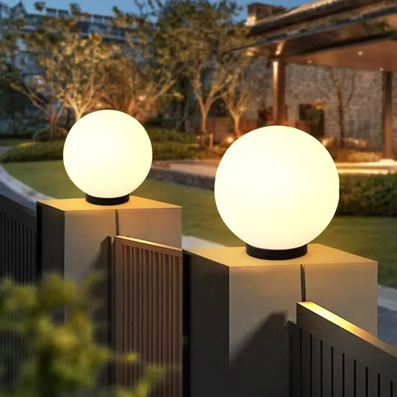 

Сферические фонари на солнечных батареях, подходящие для наружных патио и садов. Эти водонепроницаемые декоративные светильники добавляют очарование к газонам a
