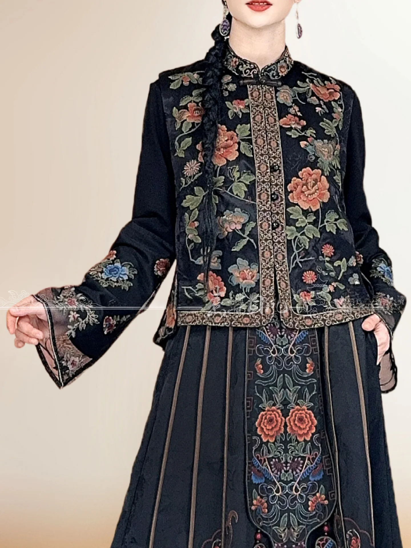 

Высококачественный жилет с вышивкой пионов и воротником-стойкой, с цветочным узором в стиле китайского национального искусства, с богатой отделкой