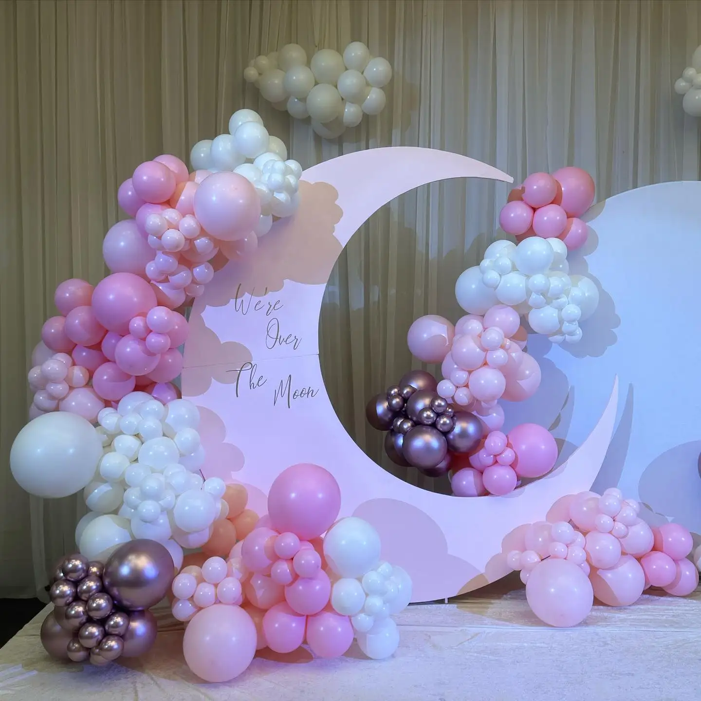 

Подставка в форме луны длиной 6,5 футов с двухсторонней печатной крышкой и большой основой для фотобудки, вечеринки, фон Chiara