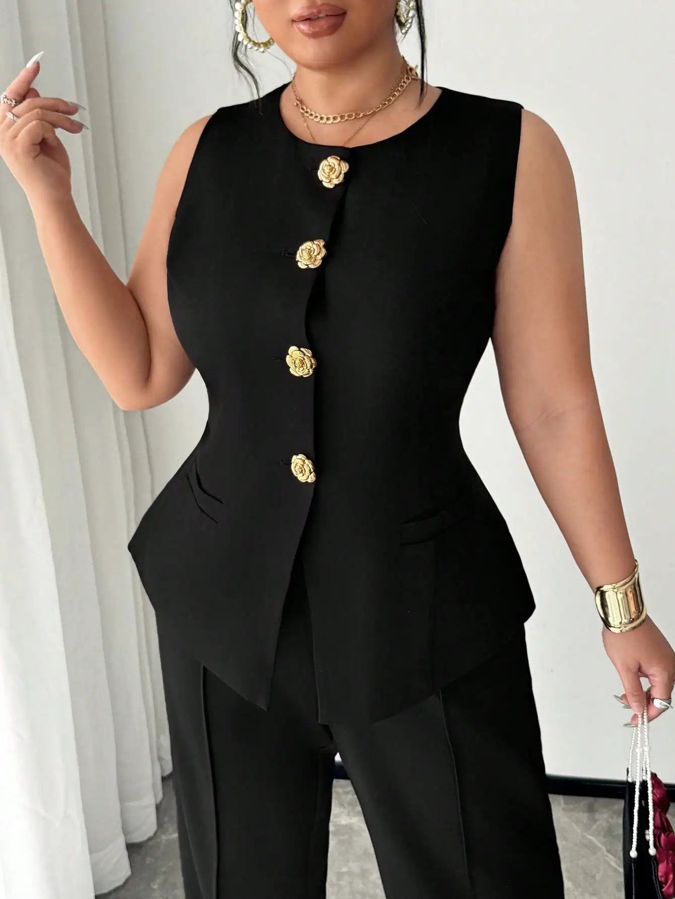 

Комплект из черного жилета-блейзера без рукавов и брюк больших размеров с золотыми цветочными пуговицами, элегантный для работы или повседневной носки