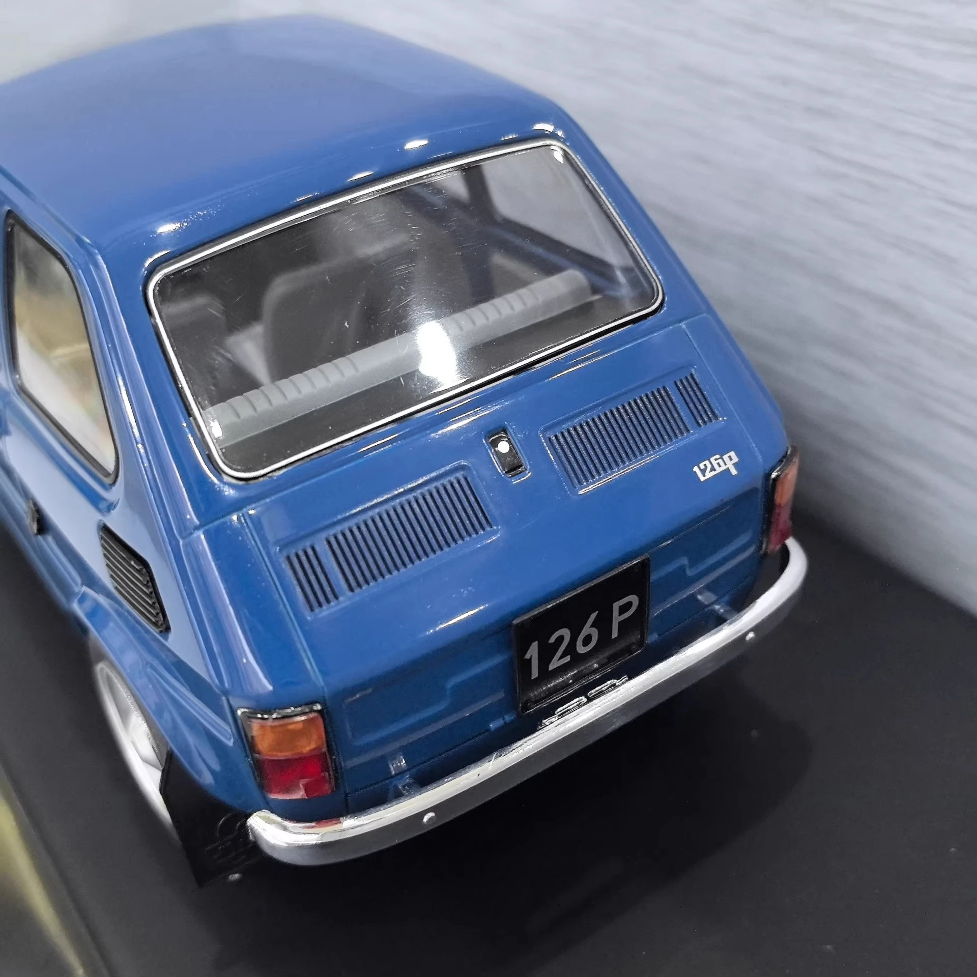 MCG 1/18 FIAT 126P Fiat Automodell, Legierung, keine Tür, keine Lenkung, blau C4