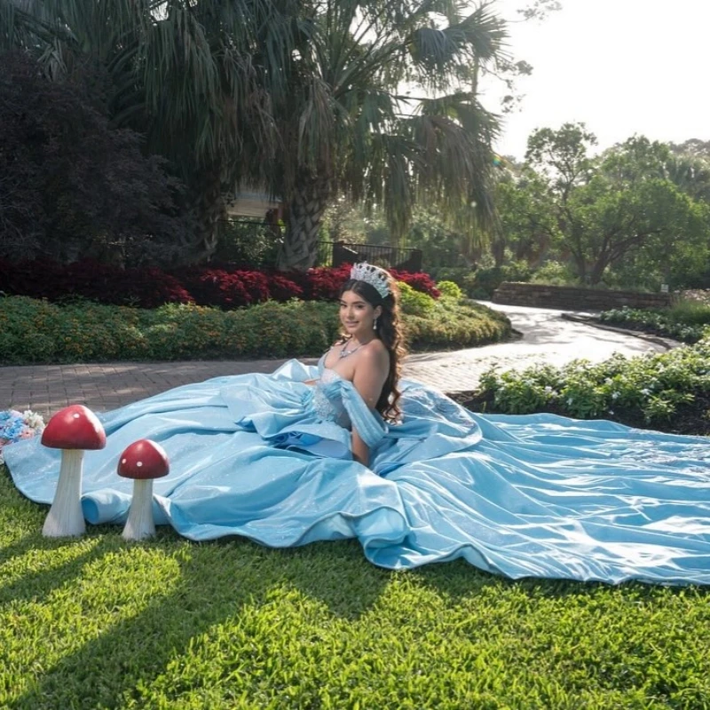 Robes de Quinceanera bleu ciel brillant personnalisées, épaules dénudées, paillettes appliquées superposées, longue queue avec nœud, 15