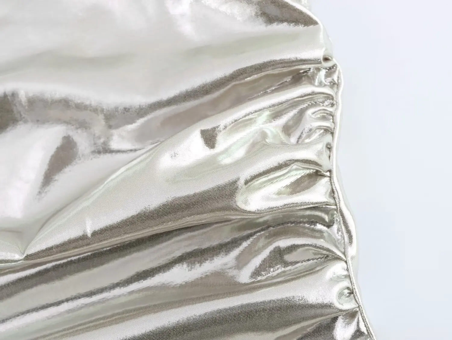 KONDALA Chic Metallo Pieghettato Argento Cami Dress Moda 2025 Primavera Donna Lungo Senza Maniche Guaina Vestito Sexy Night Party Y2K Vestido