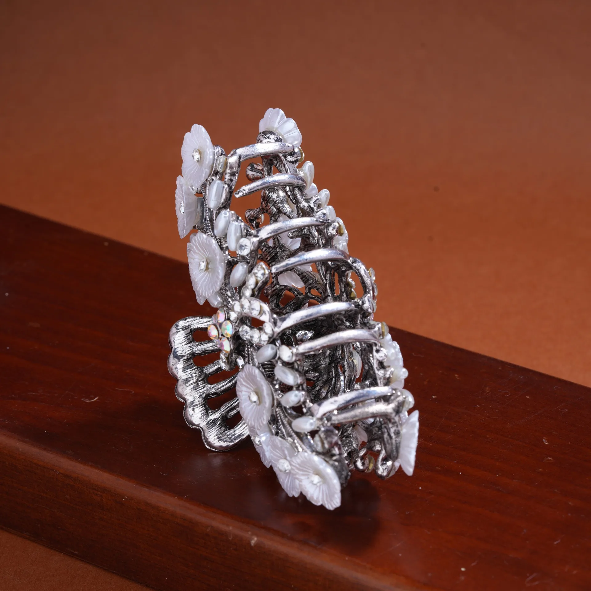 French retro women\'s crab hair clips accessories large white sparkling diamond clip antique silver electroplating flower hairpin