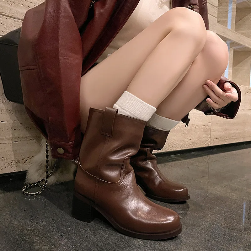 Arden Furtado 2025 الخريف جلد البقر حذاء برقبة للركبة جولة تو سحب على حذاء بكعب سميك أحذية ركوب الخيل النمط البريطاني أحذية كبيرة الحجم